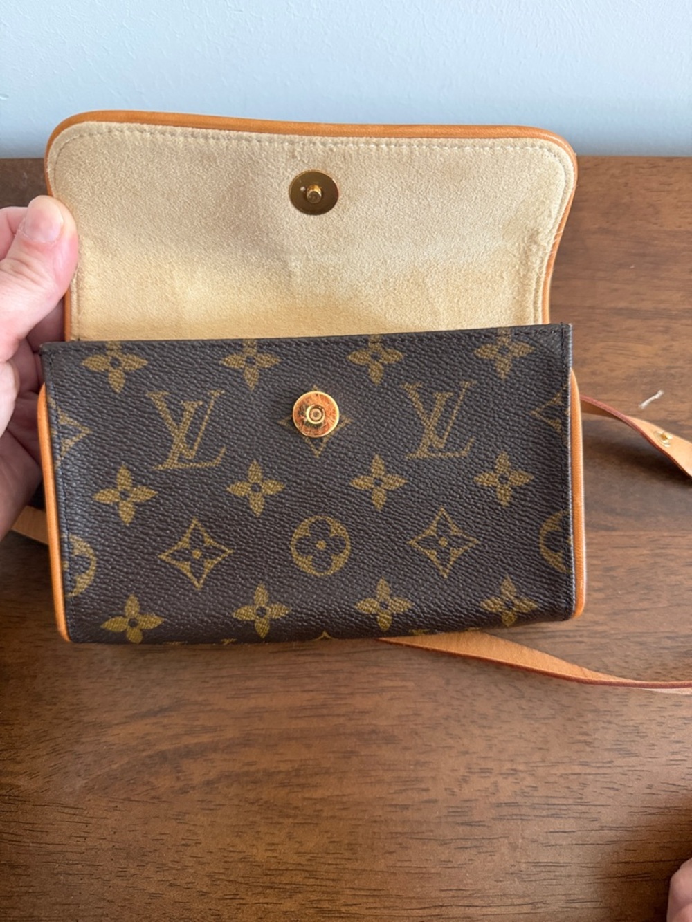 Louis Vuitton Monogram Crossbody in Brown with Vachetta Trim - Picture 4 of 12
